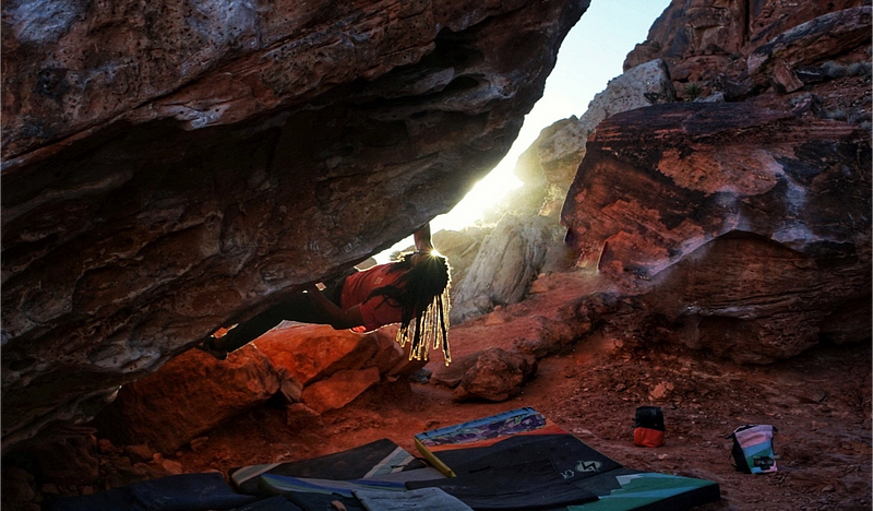 Red Rock Bouldering on Monkey Bar v8 in Red Springs using KAYA climbing GPS guidebook by Tom Moulin on sandstone.