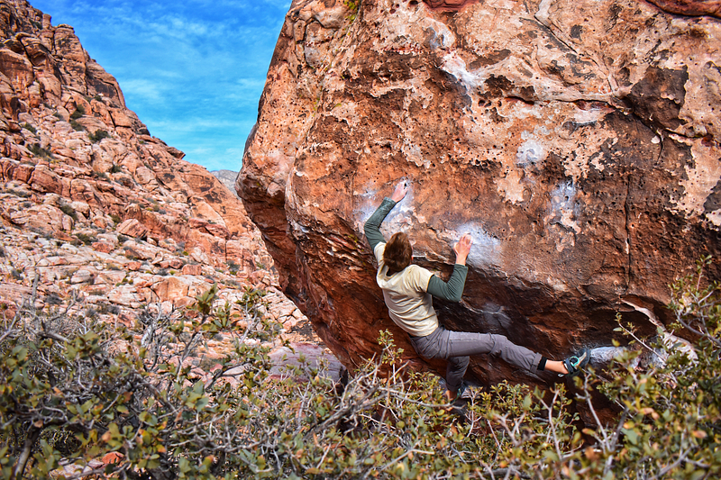 Red Rock Bouldering on Monkey Wrench v7 in Red Springs using KAYA climbing GPS guidebook by Tom Moulin on sandstone.